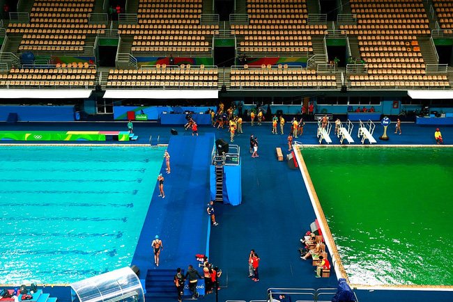 Đáng sợ: Nước bể bơi thi đấu Olympic có mùi thối như ai đó xì hơi - Ảnh 2.