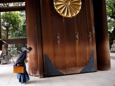 Thủ tướng Nhật tránh sóng gió, không viếng đền Yasukuni - Ảnh 1.