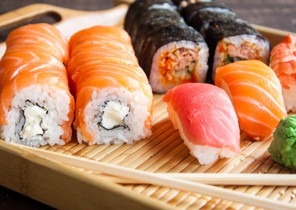 Câu chuyện tàn nhẫn và nghiêm ngặt của món sushi đắt nhất hành tinh - Ảnh 2.