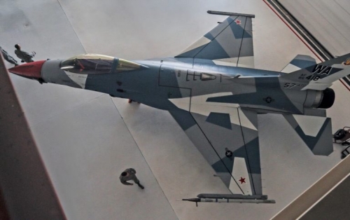 Không quân Mỹ đổi màu F-16 giống Su-35 của Nga - Ảnh 1.