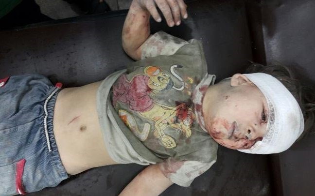 Bức ảnh cậu bé Syria sau cuộc không kích khiến cả thế giới bàng hoàng - Ảnh 1.