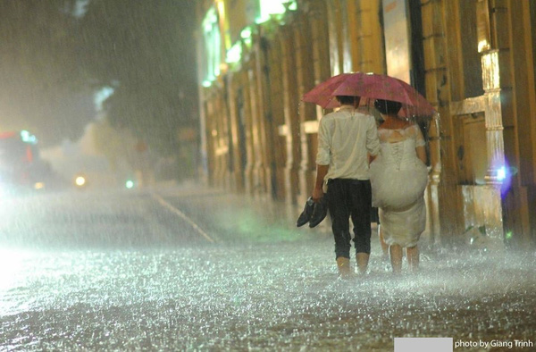 Cặp đôi hoàn cảnh bất chấp mưa bão chụp ảnh cưới trên phố Hà Nội ngập nước - Ảnh 2.