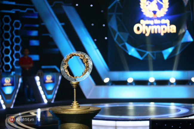 Cận cảnh chiếc vòng nguyệt quế mạ vàng đầu tiên trong lịch sử Olympia - Ảnh 2.