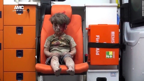 Nước mắt người cha có 6 đứa con ở Syria: Sống giữa bom đạn, con gái 5 tuổi của tôi không hiểu thế nào là chết bình thường - Ảnh 2.