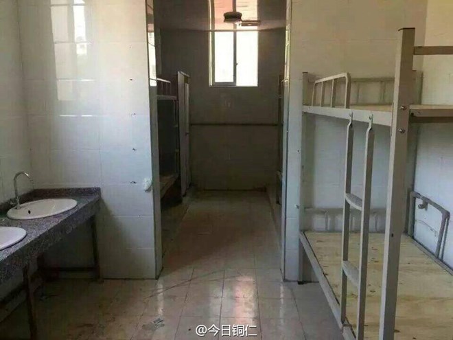 Trường học Trung Quốc gây sốc khi xếp học sinh ngủ tại nhà vệ sinh - Ảnh 1.