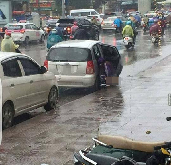 Trố mắt cảnh tài xế xe buýt tranh thủ tè bậy trong khi chờ đèn đỏ ngay ngã tư Thủ đô - Ảnh 2.