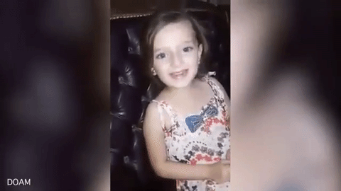 Trước khi bom nổ, cô bé Syria này vẫn say sưa ca hát đầy hạnh phúc - Ảnh 3.
