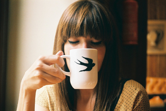 Khoa học chứng minh: Uống nhiều cà phê khiến vòng 1 của chị em có nguy cơ xẹp lép! - Ảnh 2.
