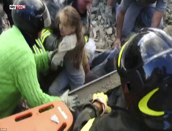 Cô bé còn sống, khoảnh khắc vỡ òa cứu bé gái bị vùi 17 giờ sau động đất ở Italy - Ảnh 2.