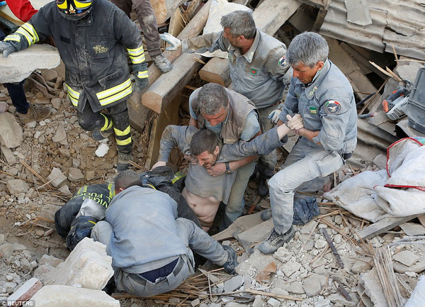 Cô bé còn sống, khoảnh khắc vỡ òa cứu bé gái bị vùi 17 giờ sau động đất ở Italy - Ảnh 7.