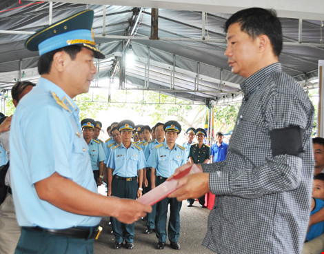 Chùm ảnh: Lễ viếng học viên phi công hy sinh do máy bay rơi ở Phú Yên - Ảnh 2.