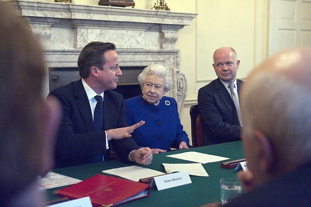 Hình ảnh gây sốc của cựu Thủ tướng Anh David Cameron sau khi từ chức - Ảnh 1.