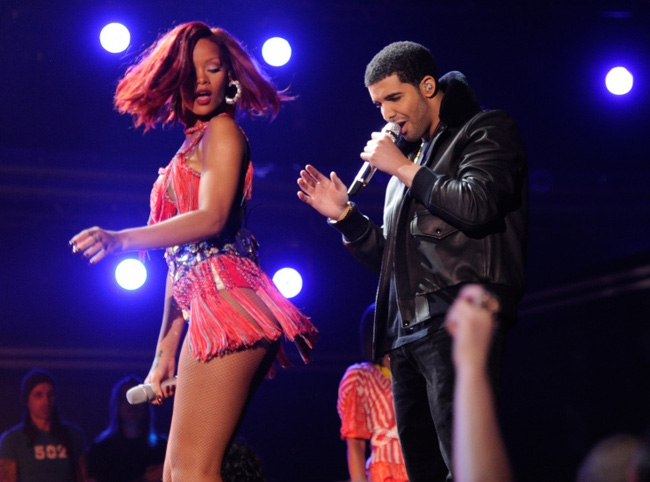 Sau 7 năm chỉ bị xem là bạn, Drake đã tỏ tình với Rihanna trước mặt cả thế giới - Ảnh 2.