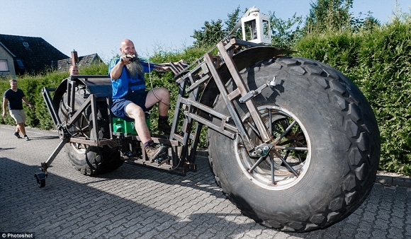 Đại ca râu rậm chế tạo xe đạp khổng lồ nặng gần 1 tấn - Ảnh 2.