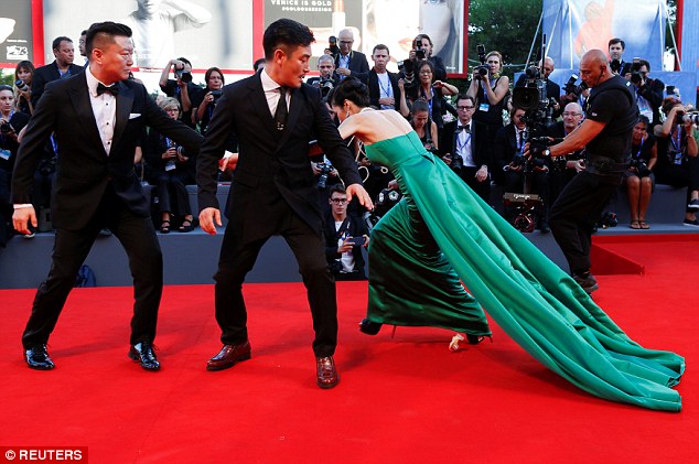 Nữ diễn viên Hàn Quốc ngã sấp mặt trên thảm đỏ LHP Venice - Ảnh 2.