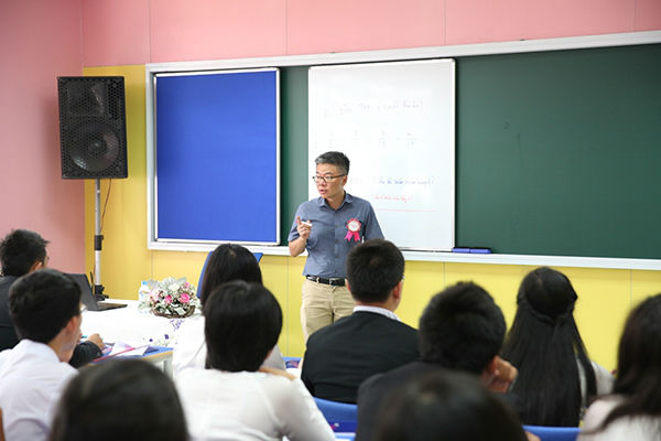 Giáo sư Ngô Bảo Châu dạy tiết học đầu tiên của trường TH School - Ảnh 2.