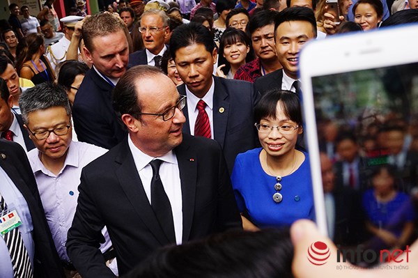 Hình ảnh Tổng thống Pháp dạo phố cổ Hà Nội cùng giáo sư Ngô Bảo Châu - Ảnh 1.
