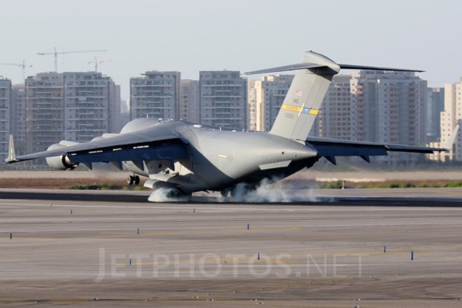 C-17 - Máy bay vận tải khủng chuyên phục vụ Tổng thống Mỹ - Ảnh 2.