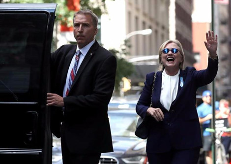 Bà Clinton bị viêm phổi và kế hoạch B của đảng Dân chủ - Ảnh 1.