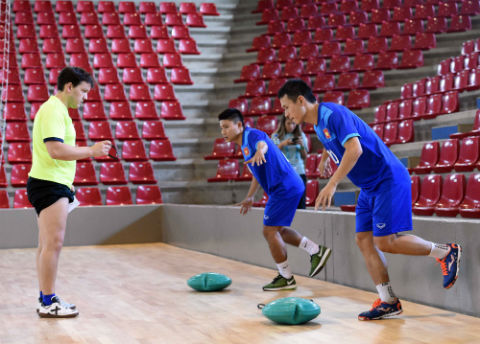 Fan nữ lặn lội đường xa cổ vũ cho tuyển futsal Việt Nam - Ảnh 1.