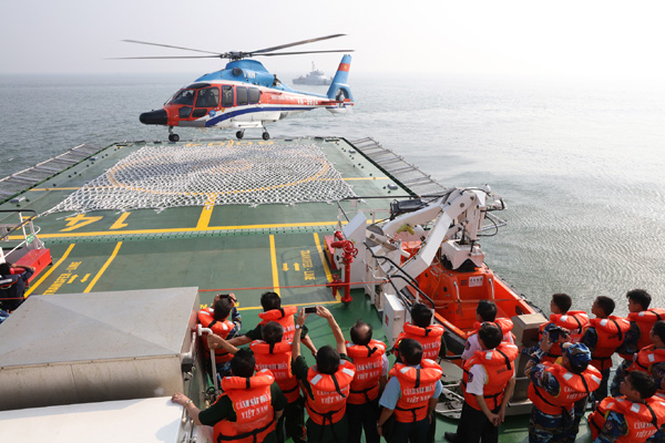 Nghiệm thu cấp Bộ Quốc phòng sàn đỗ máy bay trực thăng trên tàu CSB 8004 - Ảnh 2.