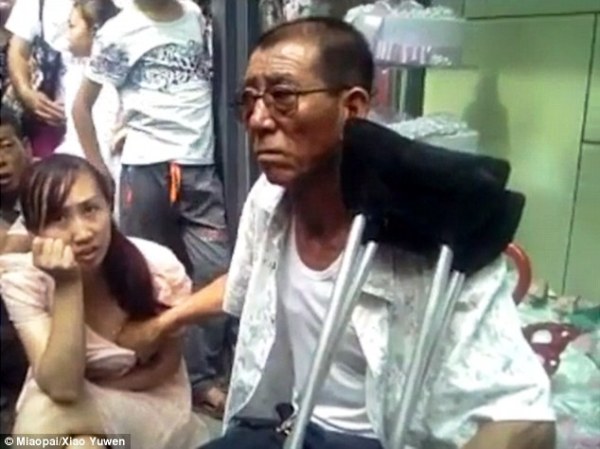 Trung Quốc: Dư luận bức xúc cảnh người đàn ông xem bói bằng cách sờ ngực phụ nữ - Ảnh 2.