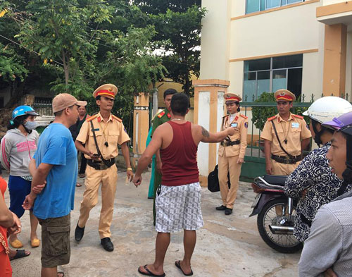 CSGT truy đuổi tài xế không bằng lái, lao vào khu dân cư - Ảnh 1.