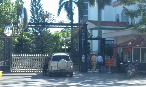 Tông xe vào trụ sở UBND tỉnh Thanh Hoá, rút thẻ phóng viên ra dọa - Ảnh 2.