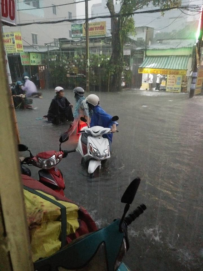 Người mẹ hớt hải lội nước ngập tìm con bị thất lạc trong trận mưa kinh hoàng ở Sài Gòn - Ảnh 2.