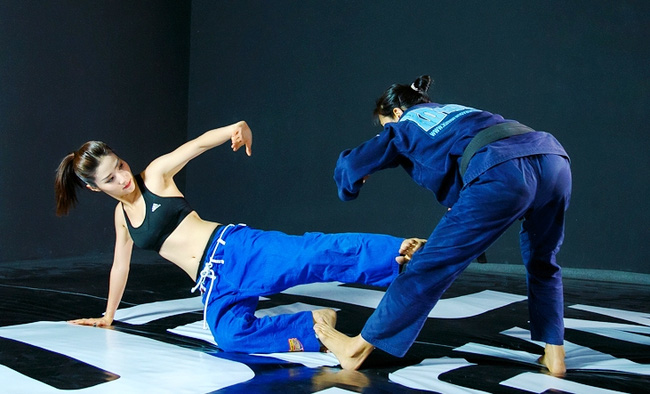 Diễm My 9x đẹp hút hồn trên sàn tập nhu thuật Brazil cùng võ sỹ Nhật Bản - Ảnh 2.