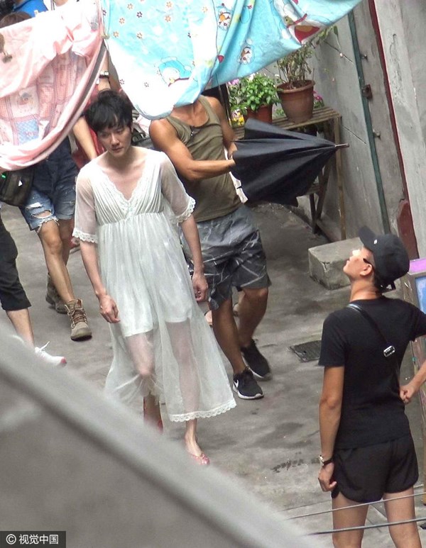 Phùng Thiệu Phong mặc váy ngủ phụ nữ đi lại trên phố - Ảnh 2.