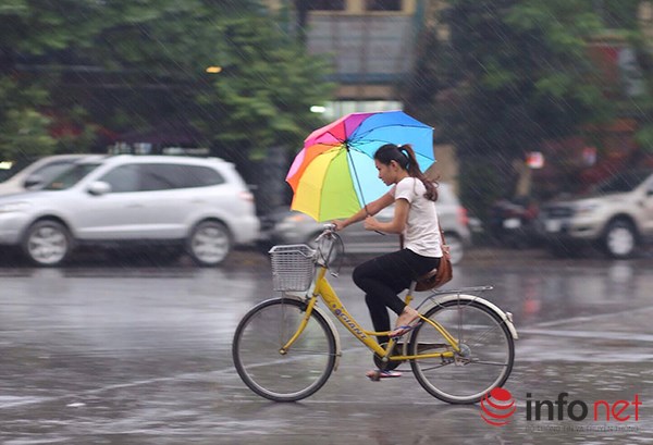 Hà Nội: Gần 10h sáng, người đi đường vẫn phải bật đèn pha - Ảnh 2.