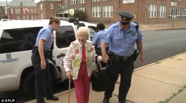 Cảnh sát Mỹ bắt giữ cụ bà 102 tuổi vì cụ... thích thế - Ảnh 2.