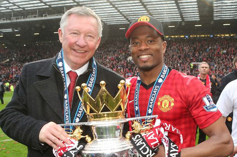 Patrice Evra lại trêu Sir Alex Ferguson bằng ảnh độc - Ảnh 2.