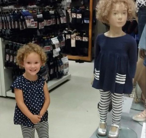 Cô bé 3 tuổi tìm được chị em sinh đôi khi đi mua sắm, đến cả người mẹ cũng phải bất ngờ - Ảnh 3.
