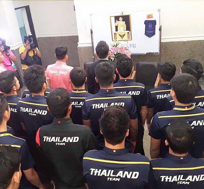 Cầu thủ Thái Lan luôn coi Quốc vương Bhumibol là biểu tượng của may mắn, thành công - Ảnh 2.