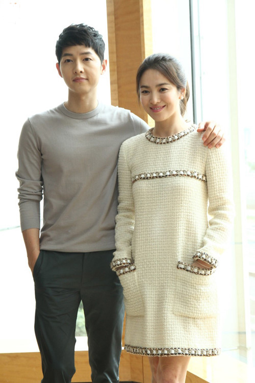 Song Joong Ki, Song Hye Kyo lại gây bão khi chung tay tặng quà đàn em - Ảnh 3.