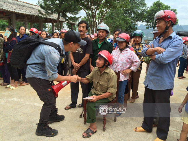 MC Phan Anh khi trao những phần quà đầu tiên: Mọi người thương con thì xếp hàng ngay ngắn vào ạ - Ảnh 3.