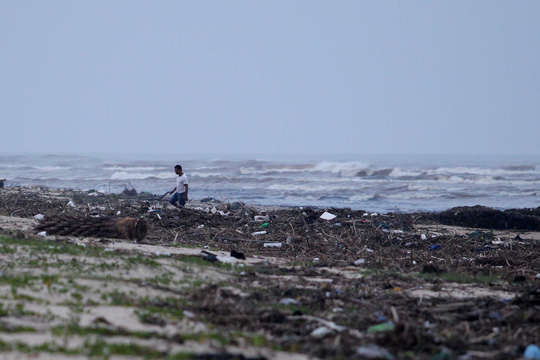 Sau lũ, rác thải ngập bờ biển Quảng Bình - Ảnh 3.