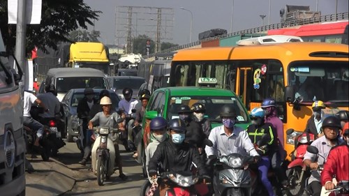 Xe ben gây tai nạn liên hoàn, quốc lộ 1A ách tắc kinh hoàng - Ảnh 2.