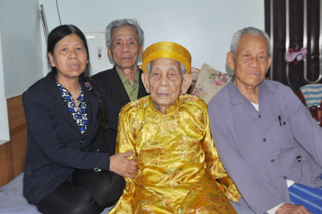 Gặp cụ ông 105 tuổi có bàn chân Giao Chỉ - Ảnh 2.