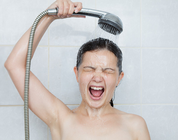 Một số người cho rằng tắm nước nóng sẽ tốt hơn nước lạnh, nhưng thật sự là thế nào? - Ảnh 3.