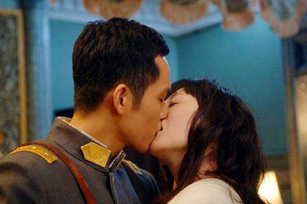 Soái ca ngôn tình Chung Hán Lương không hôn thì thôi, đã hôn phải bùng cháy thế này - Ảnh 3.