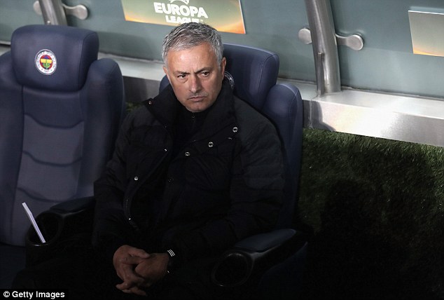 Sa thải Mourinho hoặc tôi sẽ giết chết con chó của mình - Ảnh 3.