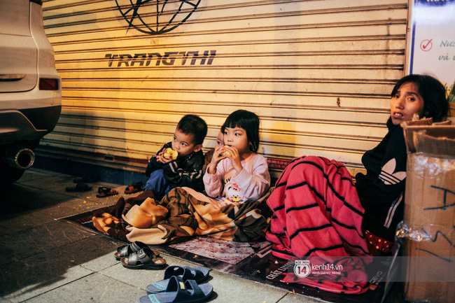 Đêm lạnh sâu đầu tiên ở Hà Nội - Thương lắm những giấc ngủ dài rét buốt của người vô gia cư - Ảnh 3.