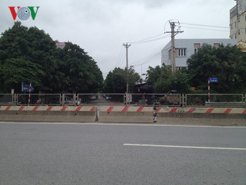 Dân xếp gạch đá chặn đường đi Nội Bài vì không có cầu vượt - Ảnh 2.