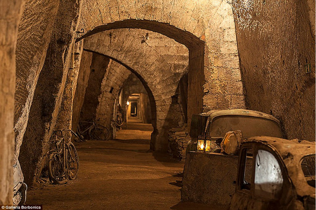 Đường hầm thoát hiểm của nhà vua thế kỷ 19 thành “bảo tàng xe cổ” thu hút khách du lịch - Ảnh 3.