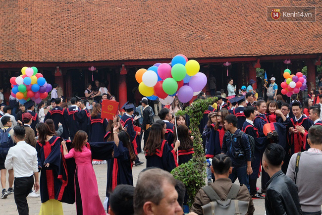 Hàng nghìn sinh viên chen chúc chụp ảnh kỷ yếu, hồn nhiên dẫm lên cỏ ở Văn Miếu - Ảnh 3.