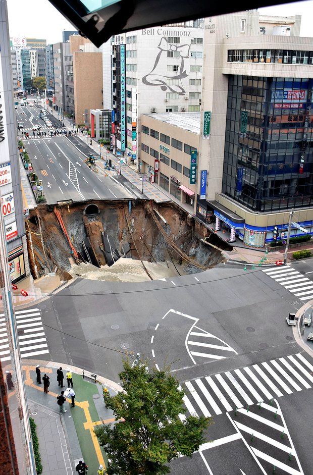 Đoạn đường lấp đầy hố tử thần Nhật Bản có dấu hiệu sụt lún, giới chức lại phải phong tỏa - Ảnh 3.