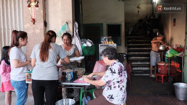 Vừa ăn vừa khóc với món xôi cay gần 50 năm luôn hút khách ở Sài Gòn - Ảnh 3.